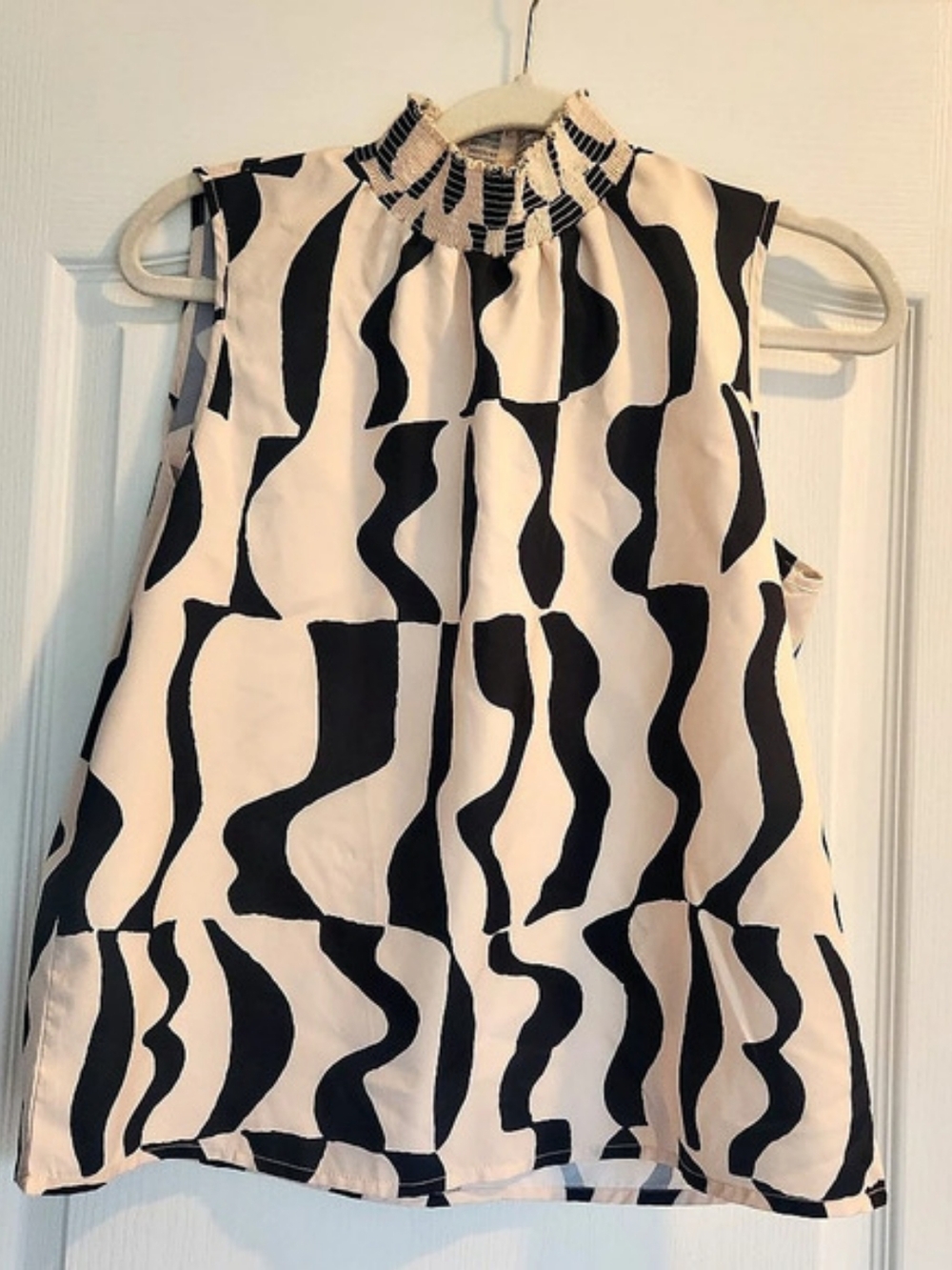 SHEIN Abstract Sleeveless Blouse in Black & Cream Size Medium EUC